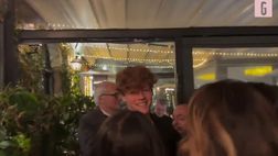 VIDEO / Sinner e l’assalto delle fan fuori dal ristorante