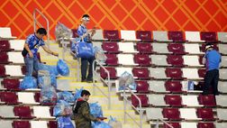 La lezione dei tifosi giapponesi in Qatar: puliscono gli spalti dopo la partita