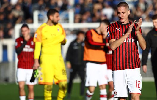 Andrea Conti, terzino rossonero, in una delle sue rare apparizioni con la maglia del Milan. Andrea Conti, terzino rossonero, in una delle sue rare apparizioni con la maglia del Milan.