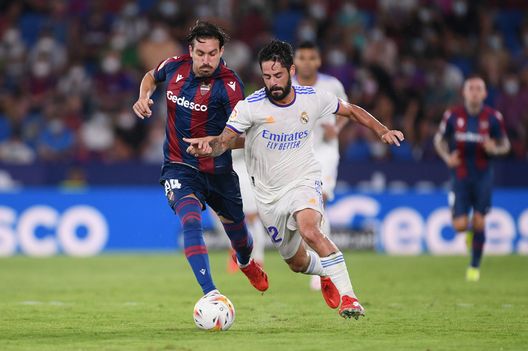 VALENCIA, SPAIN - AUGUST 22: Jose Campana of Levante and Isco of Real Madrid battle for the ball during the LaLiga Santander match between Levante UD and Real Madrid CF at Ciutat de Valencia Stadium on August 22, 2021 in Valencia, Spain . (Photo by Aitor Alcalde/Getty Images) SportMediaset: Isco tentato da Firenze? Intanto chiede info a Borja Valero- immagine 2