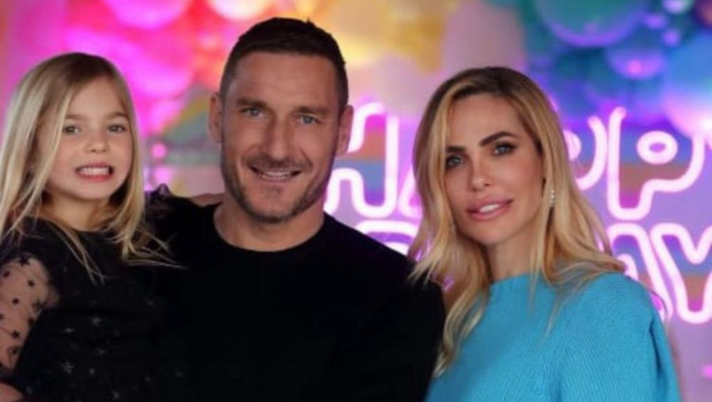 Totti e Ilary ancora insieme: maghi, musica e balli per la festa di Isabel - immagine 1