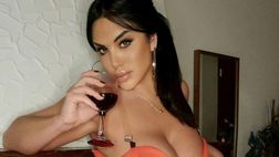 Napoli KO, Marika Fruscio prova sollevare i tifosi azzurri con l’ultimo selfie da divano