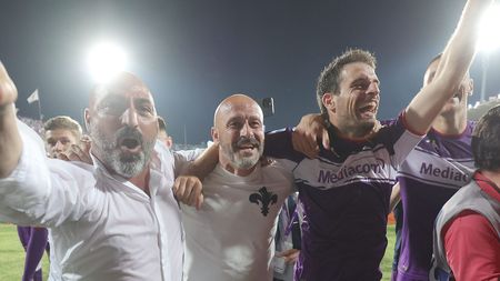 FLORENCE, ITALY - MAY 21: Vincenzo Italiano manager of ACF Fiorentina celebrates the victory after during the Serie A match between ACF Fiorentina and Juventus at Stadio Artemio Franchi on May 21, 2022 in Florence, Italy. (Photo by Gabriele Maltinti/Getty Images)