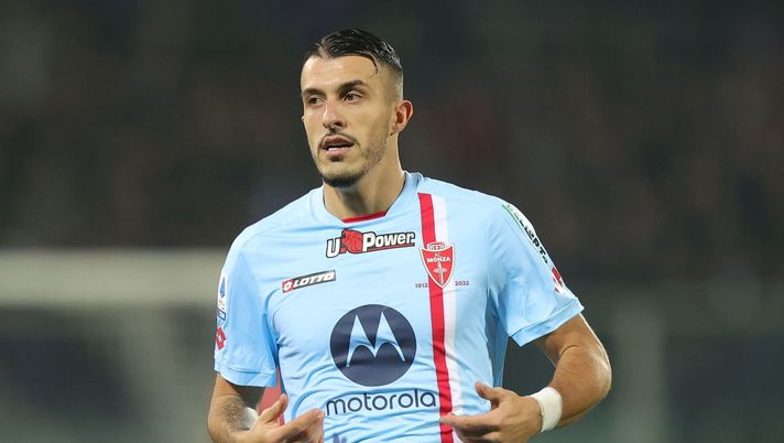 FLORENCE, ITALY - JANUARY 04: Ginaluca Caprari of AC Monza looks on during the Serie A match between ACF Fiorentina and AC Monza at Stadio Artemio Franchi on January 4, 2023 in Florence, Italy. (Photo by Gabriele Maltinti/Getty Images) Monza, la probabile formazione: Petagna in pole, le ultime su Caprari e Sensi - immagine 1
