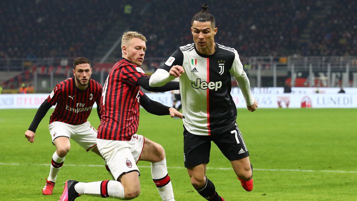 MILAN, ITALY - FEBRUARY 13: Cristiano Ronaldo (R) of Juventus competes for the ball with Simon Kjaer (L) of AC Milan during the Coppa Italia Semi Final match between AC Milan and Juventus at Stadio Giuseppe Meazza on February 13, 2020 in Milan, Italy. (Photo by Marco Luzzani/Getty Images) MILAN, ITALY - FEBRUARY 13: Cristiano Ronaldo (R) of Juventus competes for the ball with Simon Kjaer (L) of AC Milan during the Coppa Italia Semi Final match between AC Milan and Juventus at Stadio Giuseppe Meazza on February 13, 2020 in Milan, Italy. (Photo by Marco Luzzani/Getty Images)