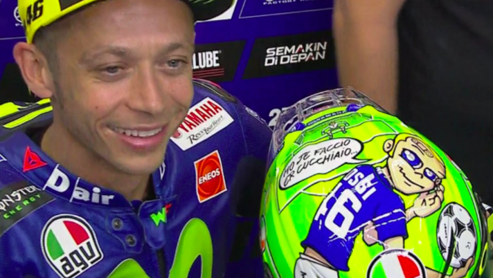 Valentino Rossi dedica il nuovo casco a Totti: “Mo je faccio er cucchiaio” – FOTO – VIDEO 