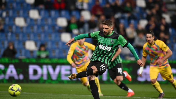 REGGIO NELL'EMILIA, ITALY - MARCH 17: Domenico Berardi of US Sassuolo scores the team's first goal from a penalty kick during the Serie A match between US Sassuolo and Spezia Calcio at Mapei Stadium - Citta' del Tricolore on March 17, 2023 in Reggio nell'Emilia, Italy. (Photo by Alessandro Sabattini/Getty Images)  Berardi: “Il gol su rigore? Mi alleno così in settimana ma con Dragowski mi è andata bene” - immagine 1