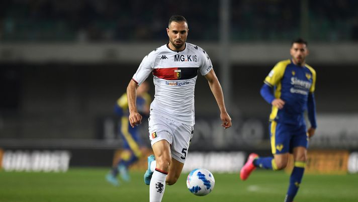 VERONA, ITALY - APRIL 04: Nikola Maksimovic of Genoa CFC in action during the Serie A match between Hellas and Genoa CFC at Stadio Marcantonio Bentegodi on April 04, 2022 in Verona, Italy. (Photo by Alessandro Sabattini/Getty Images) Maksimovic: “Mourinho mi voleva a settembre, ma la società non poteva sforare” - immagine 1