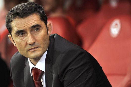 PIRAEUS, GREECE - SEPTEMBER 18: Ernesto Valverde, head coach of Olympiacos FC during the Greek Super League match between Olympiacos FC and Xanthi FC at the Karaiskakis Stadium on September 18, 2011 in Piraeus, Greece. (Photo by Louisa Gouliamaki/EuroFootball/Getty Images) Valverde, atto III al Bilbao: “Tornare è una grande emozione. Ho firmato per un anno, non si sa mai…” - immagine 1