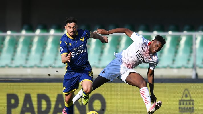 VERONA, ITALY - MARCH 07: Koray Guenter of Hellas Verona and Rafael Leao of A.C. Milan battle for possession during the Serie A match between Hellas Verona FC and AC Milan at Stadio Marcantonio Bentegodi on March 07, 2021 in Verona, Italy. Sporting stadiums around Italy remain under strict restrictions due to the Coronavirus Pandemic as Government social distancing laws prohibit fans inside venues resulting in games being played behind closed doors. (Photo by Alessandro Sabattini/Getty Images)