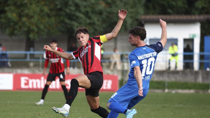 SOLBIATE ARNO, ITALY - OCTOBER 05: Andrea Bozzolan of Milan Futuro competes for the ball during the Serie C match between Milan Futuro and Pianese at Stadio Felice Chinetti on October 05, 2024 in Solbiate Arno, Italy. (Photo by Giuseppe Cottini/AC Milan via Getty Images) Mercato Milan, Bozzolan in arrivo alla Reggina per rinforzare la fascia sinistra - immagine 1