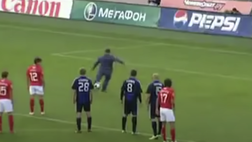 Tifoso invade il campo e calcia il rigore decisivo (video)