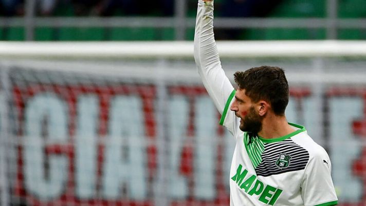 Sassuolo's Italian forward Domenico Berardi celebrates after scoring his team's third goal during the Italian Serie A football match AC Milan vs Sassuolo at the San Siro stadium in Milan on November 28, 2021 . (Photo by Isabella BONOTTO / AFP) (Photo by ISABELLA BONOTTO/AFP via Getty Images) Berardi uscito per un affaticamento: le condizioni di Domenico, il club non è in allerta - immagine 1