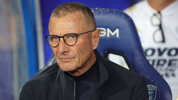EMPOLI, ITALY - OCTOBER 30: Aurelio Andreazzoli head coach of Empoli FC looks on during the Serie A TIM match between Empoli FC and Atalanta BC at Stadio Carlo Castellani on October 30, 2023 in Empoli, Italy. (Photo by Gabriele Maltinti/Getty Images) Andreazzoli: “Rigore per un polpastrello, è una schifezza. Oggi serviva un po’ di culo” - immagine 1