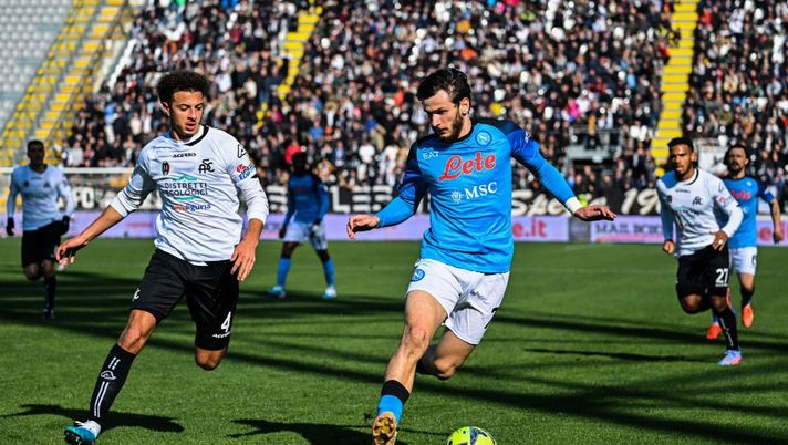 Napoli's Georgian forward Khvicha Kvaratskhelia (R) challenges Spezia's British defender Ethan Ampadu during the Italian Serie A football match between Spezia and Napoli on February 5, 2023 at the Alberto-Picco stadium in La Spezia. (Photo by Alberto PIZZOLI / AFP) (Photo by ALBERTO PIZZOLI/AFP via Getty Images) Napoli, ecco il primo rigorista: contro lo Spezia calcia e segna Kvaratskhelia - immagine 1