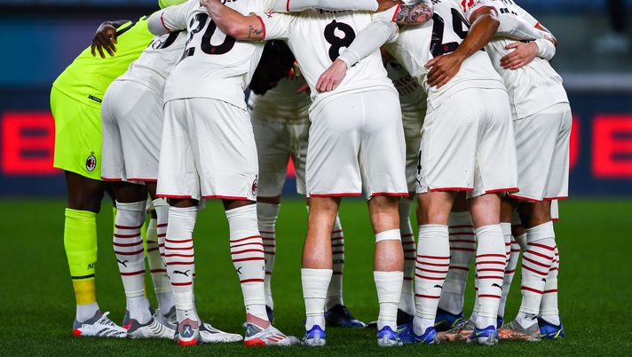 GENOA, ITALY - DECEMBER 1: Players of Milan huddle before the Serie A match between Genoa CFC and AC Milan at Stadio Luigi Ferraris on December 1, 2021 in Genoa, Italy. (Photo by Getty Images) Milan sui social – Date e orari dei match di gennaio in Serie A e Coppa Italia - immagine 1