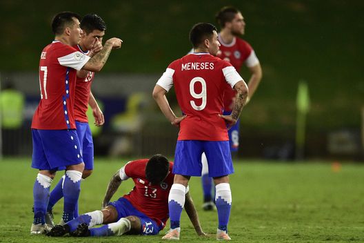 CUIABA, BRAZIL - JUNE 21: Erick Pulgar of Chile reacts after being injured during a group A match between Uruguay and Chile as part of Conmebol Copa America Brazil 2021 at Arena Pantanal on June 21, 2021 in Cuiaba, Brazil. (Photo by Rogerio Florentino/Getty Images) CUIABA, BRAZIL - JUNE 21: Erick Pulgar of Chile reacts after being injured during a group A match between Uruguay and Chile as part of Conmebol Copa America Brazil 2021 at Arena Pantanal on June 21, 2021 in Cuiaba, Brazil. (Photo by Rogerio Florentino/Getty Images)