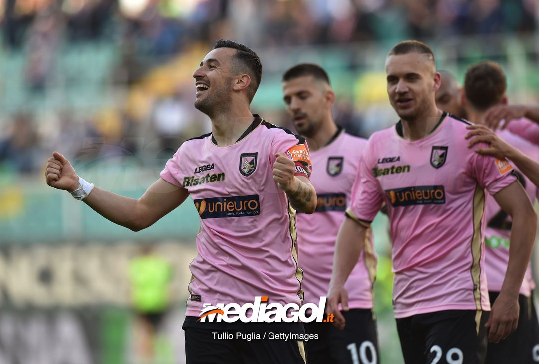  PALERMO, ITALY - MARCH 17: Ilija Nestorovski of Palermo celebrates after scoring his second goal (4-0) during the Serie B match between US Citta di Palermo and Carpi FC at Stadio Renzo Barbera on March 17, 2019 in Palermo, Italy. (Photo by Tullio M. Puglia/Getty Images) 