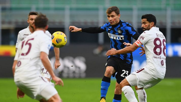 MILAN, ITALY - NOVEMBER 22: Nicolo Barella of FC Internazionale competes for the ball with Tomas Rincon of Torino FC during the Serie A match between FC Internazionale and Torino FC at Stadio Giuseppe Meazza on November 22, 2020 in Milan, Italy. (Photo by Claudio Villa - Inter/Inter via Getty Images) MILAN, ITALY - NOVEMBER 22: Nicolo Barella of FC Internazionale competes for the ball with Tomas Rincon of Torino FC during the Serie A match between FC Internazionale and Torino FC at Stadio Giuseppe Meazza on November 22, 2020 in Milan, Italy. (Photo by Claudio Villa - Inter/Inter via Getty Images)
