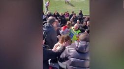 VIDEO / Osimhen va in tribuna ad abbracciare una tifosa colpita dal pallone