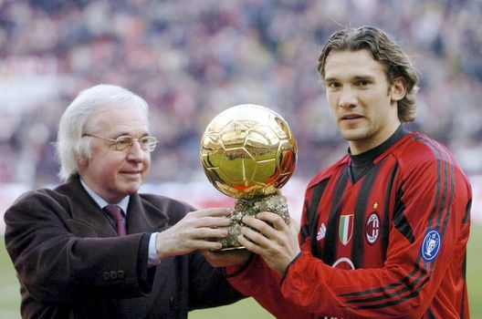  6 gennaio 2005: Andriy Shevchenko festeggia a 'San Siro' il Pallone d'Oro vinto nel 2004 (credits: GETTY Images) 