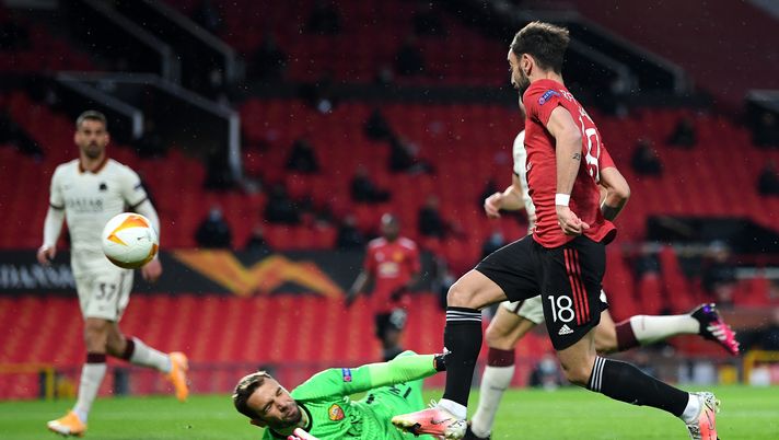 MANCHESTER, ENGLAND - APRIL 29: Bruno Fernandes of Manchester United scores their team's first goal past Pau Lopez of Roma during the UEFA Europa League Semi-final First Leg match between Manchester United and AS Roma at Old Trafford on April 29, 2021 in Manchester, England. Sporting stadiums around Europe remain under strict restrictions due to the Coronavirus Pandemic as Government social distancing laws prohibit fans inside venues resulting in games being played behind closed doors. (Photo by Michael Regan/Getty Images) MANCHESTER, ENGLAND - APRIL 29: Bruno Fernandes of Manchester United scores their team's first goal past Pau Lopez of Roma during the UEFA Europa League Semi-final First Leg match between Manchester United and AS Roma at Old Trafford on April 29, 2021 in Manchester, England. Sporting stadiums around Europe remain under strict restrictions due to the Coronavirus Pandemic as Government social distancing laws prohibit fans inside venues resulting in games being played behind closed doors. (Photo by Michael Regan/Getty Images)