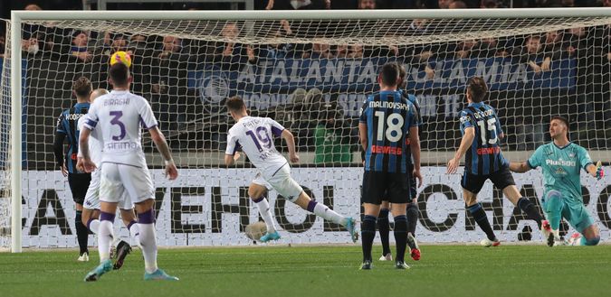 BERGAMO, ITALY - FEBRUARY 10: Krzysztof Piatek of ACF Fiorentina scores his second goal during the Coppa Italia match between Atalanta BC and ACF Fiorentina at Gewiss Stadium on February 10, 2022 in Bergamo, Italy. (Photo by Emilio Andreoli/Getty Images) BERGAMO, ITALY - FEBRUARY 10: Krzysztof Piatek of ACF Fiorentina scores his second goal during the Coppa Italia match between Atalanta BC and ACF Fiorentina at Gewiss Stadium on February 10, 2022 in Bergamo, Italy. (Photo by Emilio Andreoli/Getty Images)