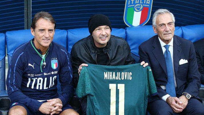 Roma 11.10.2019 Allenamenti Italia
Nella foto: Roberto Mancini Sinisa Mihajlovic con maglia Nazionale e Gabriele Gravina (Foto Gino Mancini) Roma 11.10.2019 Allenamenti Italia
Nella foto: Roberto Mancini Sinisa Mihajlovic con maglia Nazionale e Gabriele Gravina (Foto Gino Mancini)