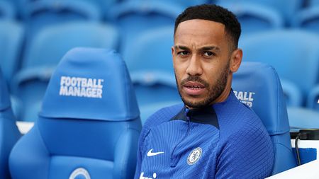 BRIGHTON, ENGLAND - OCTOBER 29: Pierre-Emerick Aubameyang of Chelsea looks on prior to the Premier League match between Brighton & Hove Albion and Chelsea FC at American Express Community Stadium on October 29, 2022 in Brighton, England. (Photo by Alex Pantling/Getty Images) AUBAME RITROVA I SUOI GUNNERS
