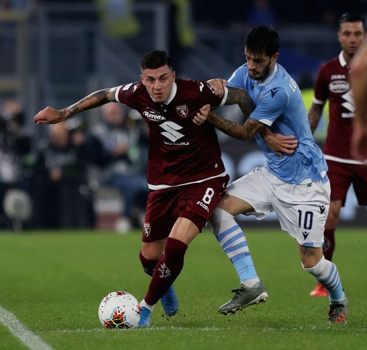  ROME, ITALY - OCTOBER 30: Luis Alberto of SS Lazio competes for the ball with Daniele Baselli of Torino FC during the Serie A match between SS Lazio and Torino FC at Stadio Olimpico on October 30, 2019 in Rome, Italy. (Photo by Paolo Bruno/Getty Images) 