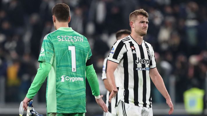 TURIN, ITALY - APRIL 03: Wojciech Szczesny and Matthijs de Ligt of Juventus FC show their dejection at the end of the Serie A match between Juventus and FC Internazionale at Allianz Stadium on April 03, 2022 in Turin, Italy. (Photo by Marco Luzzani/Getty Images) Qui Juve: De Ligt in gruppo, le indicazioni dall’allenamento di oggi - immagine 1
