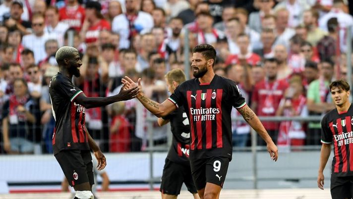 COLOGNE, GERMANY - JULY 16: Oliver Giroud of AC Milan celebrates after scoring his team´s second goal during the FC Koeln v AC Milan game at RheinEnergieStadion on July 16, 2022 in Cologne, Germany. (Photo by Frederic Scheidemann/Getty Images) Milan, Giroud salta l’amichevole con il Vicenza: il motivo dello stop e ci sono altri due assenti - immagine 1