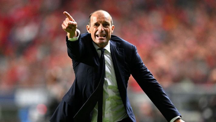 LISBON, PORTUGAL - OCTOBER 25: Massimiliano Allegri, Head Coach of Juventus gives their team instructions during the UEFA Champions League group H match between SL Benfica and Juventus at Estadio do Sport Lisboa e Benfica on October 25, 2022 in Lisbon, Portugal. (Photo by Octavio Passos/Getty Images) Allegri: “Non è un fallimento! Niente rientri fino all’Inter, perché Milik fuori, l’Europa League…” - immagine 1