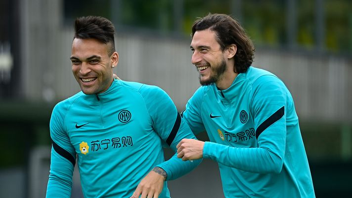 COMO, ITALY - APRIL 26: Lautaro Martinez of FC Internazionale and Darmian Matteo of FC Internazionale smile during the FC Internazionale training session at the club's training ground Suning Training Center at Appiano Gentile on April 26, 2022 in Como, Italy. (Photo by Mattia Ozbot - Inter/Inter via Getty Images) Serie A, il Verona sulla strada dell’Inter campione d’inverno: in quota nerazzurri… - immagine 1