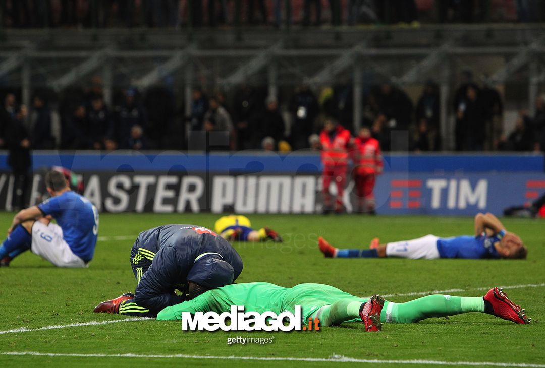  MILAN, ITALY - NOVEMBER 13:  Players of Italy gestures after loosing during the FIFA 2018 World Cup Qualifier Play-Off: Second Leg between Italy and Sweden at San Siro Stadium on November 13, 2017 in Milan, Sweden.  (Photo by Marco Luzzani/Getty Images) 