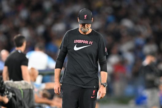 NAPLES, ITALY - SEPTEMBER 07: Jurgen Klopp, Manager of Liverpool looks dejected during the UEFA Champions League group A match between SSC Napoli and Liverpool FC at Stadio Diego Armando Maradona on September 07, 2022 in Naples, Italy. (Photo by Francesco Pecoraro/Getty Images) Klopp pratico: “Non facciamo gli schizzinosi, oggi dovevamo vincere e basta” - immagine 1