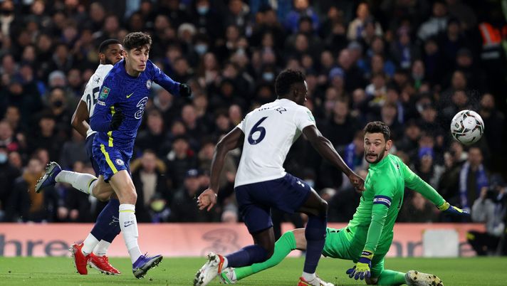 LONDON, ENGLAND - JANUARY 05: Kai Havertz of Chelsea scores their team's first goal past Hugo Lloris of Tottenham Hotspur during the Carabao Cup Semi Final First Leg match between Chelsea and Tottenham Hotspur at Stamford Bridge on January 05, 2022 in London, England. (Photo by Julian Finney/Getty Images) London derby “maledetto”: a Stamford Bridge gli Spurs non vincono mai - immagine 1