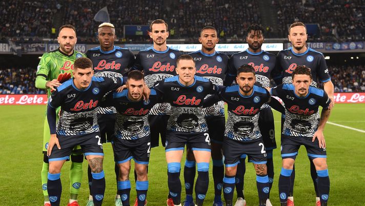 NAPLES, ITALY - NOVEMBER 07: SSC Napoli playerspose for a team photograph wearing a shirt dedicated to former footballer, Diego Maradona who passed away nearly a year ago prior to the Serie A match between SSC Napoli v Hellas Verona FC at Stadio Diego Armando Maradona on November 07, 2021 in Naples, Italy. (Photo by Francesco Pecoraro/Getty Images) NAPLES, ITALY - NOVEMBER 07: SSC Napoli playerspose for a team photograph wearing a shirt dedicated to former footballer, Diego Maradona who passed away nearly a year ago prior to the Serie A match between SSC Napoli v Hellas Verona FC at Stadio Diego Armando Maradona on November 07, 2021 in Naples, Italy. (Photo by Francesco Pecoraro/Getty Images)