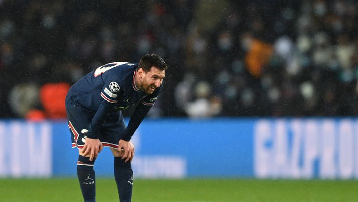 PARIS, FRANCE - FEBRUARY 15: Lionel Messi of Paris Saint-Germain reacts after a missed penalty during the UEFA Champions League Round Of Sixteen Leg One match between Paris Saint-Germain and Real Madrid at Parc des Princes on February 15, 2022 in Paris, France. (Photo by Shaun Botterill/Getty Images) Un ex Psg tuona contro Messi: “Nessuno sforzo per aiutare il club” - immagine 1