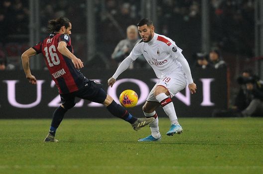  BOLOGNA, ITALY - DECEMBER 08: Theo Hernandez of AC Milan ( R ) competes the ball with Andrea Poli of Bologna FC ( L ) during the Serie A match between Bologna FC and AC Milan at Stadio Renato Dall'Ara on December 08, 2019 in Bologna, Italy. (Photo by Mario Carlini / Iguana Press/Getty Images) 