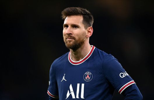 MANCHESTER, ENGLAND - NOVEMBER 24: Lionel Messi of Paris Saint-Germain looks on during the UEFA Champions League group A match between Manchester City and Paris Saint-Germain at Etihad Stadium on November 24, 2021 in Manchester, England. (Photo by Shaun Botterill/Getty Images) Messi cuore d’oro: commosso dalla storia di un non vedente, gli dona un dispositivo con IA per la lettura- immagine 2