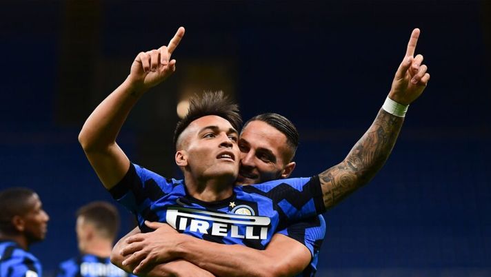 Inter Milan's Argentine forward Lautaro Martinez (L) and Inter Milan's Italian defender Danilo D'Ambrosio celebrate after Fiorentina scored an own goal during the Italian Serie A football match Inter vs Fiorentina on September 26, 2020 at the Giuseppe-Meazza (San Siro) stadium in Milan. (Photo by Miguel MEDINA / AFP) (Photo by MIGUEL MEDINA/AFP via Getty Images) Gazzetta: “Ecco quanto guadagna davvero Lautaro: l’Inter ora vuole cancellare la clausola” - immagine 1