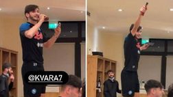 Napoli, Kvaratshkelia canta ‘Live is life’ degli Opus | VIDEO