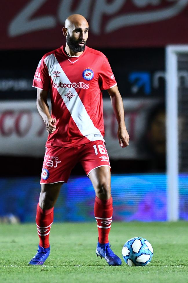 Carlos Quintana (Photo by Rodrigo Valle/Getty Images) Buenos Aires, derby del Sud: fra Lanus e Banfield è Quintana il pomo della discordia…- immagine 2