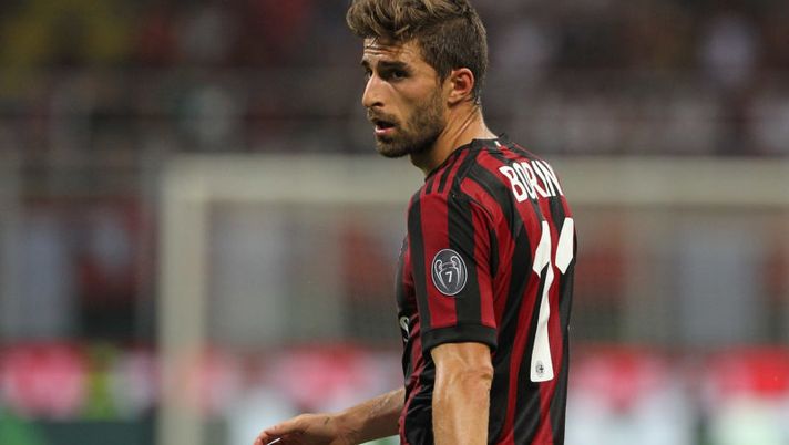 MILAN, ITALY - AUGUST 17: Fabio Borini of AC Milan looks on during the UEFA Europa League Qualifying Play-Offs round first leg match between AC Milan and KF Shkendija 79 at Stadio Giuseppe Meazza on August 17, 2017 in Milan, Italy. (Photo by Marco Luzzani/Getty Images) Che sorprese! La migliore formazione con le scommesse per questa giornata - immagine 1