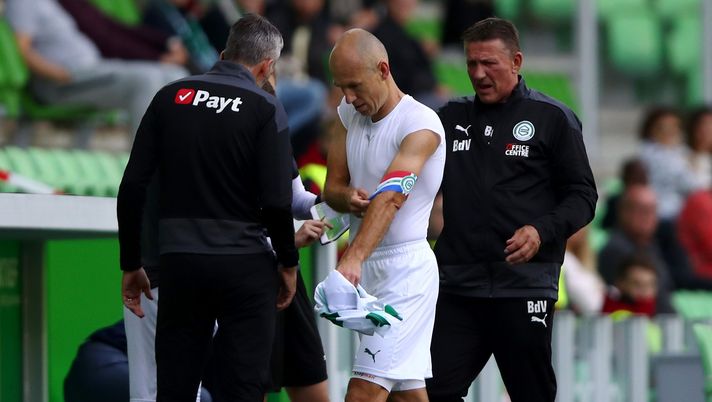 GRONINGEN, NETHERLANDS - SEPTEMBER 13: Arjen Robben of Football Club Groningen walks off injured in the first half during the Dutch Eredivisie match between FC Groningen and PSV Eindhoven at Hitachi Capital Mobility Stadion on September 13, 2020 in Groningen, Netherlands. (Photo by Dean Mouhtaropoulos/Getty Images) GRONINGEN, NETHERLANDS - SEPTEMBER 13: Arjen Robben of Football Club Groningen walks off injured in the first half during the Dutch Eredivisie match between FC Groningen and PSV Eindhoven at Hitachi Capital Mobility Stadion on September 13, 2020 in Groningen, Netherlands. (Photo by Dean Mouhtaropoulos/Getty Images)
