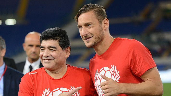Maradona: “Totti deve giocare fino a 50 anni”. Il Capitano: “L’anti-Juve uscirà sabato” – FOTO – VIDEO 