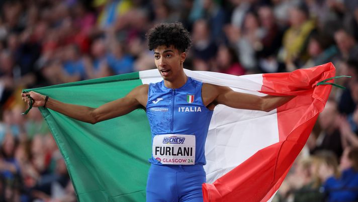 GLASGOW, SCOTLAND - MARCH 02: Silver medalist Mattia Furlani of Team Italy celebrates after the Men's Long Jump Final on Day Two of the World Athletics Indoor Championships at Emirates Arena on March 02, 2024 in Glasgow, Scotland. (Photo by Alex Pantling/Getty Images) Mondiali salto in lungo, medaglia d’argento per Furlani: i complimenti della Roma - immagine 1