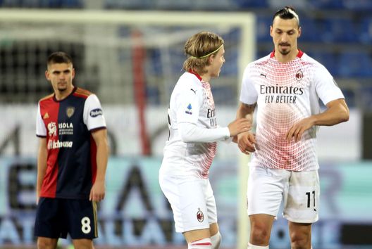 Hauge si complimenta con Ibrahimovic dopo il goal al Cagliari Hauge si complimenta con Ibrahimovic dopo il goal al Cagliari