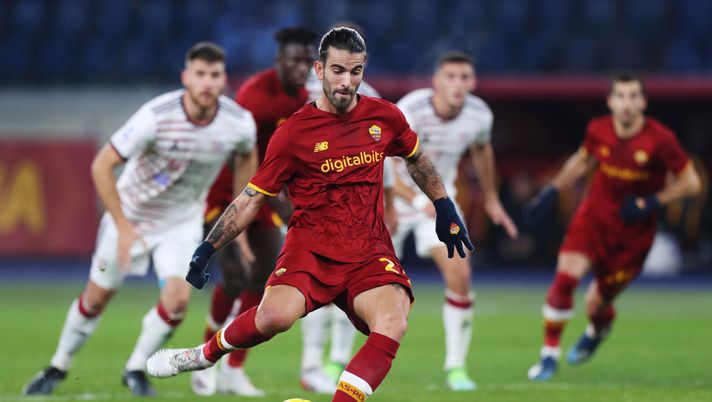 ROME, ITALY - JANUARY 16: Sergio Oliveira of AS Roma scores their team's first goal from the penalty spot during the Serie A match between AS Roma and Cagliari Calcio at Stadio Olimpico on January 16, 2022 in Rome, Italy. (Photo by Paolo Bruno/Getty Images) Roma, ecco le ultime prove di formazione: Pellegrini con Zaniolo, cosa filtra su Oliveira - immagine 1